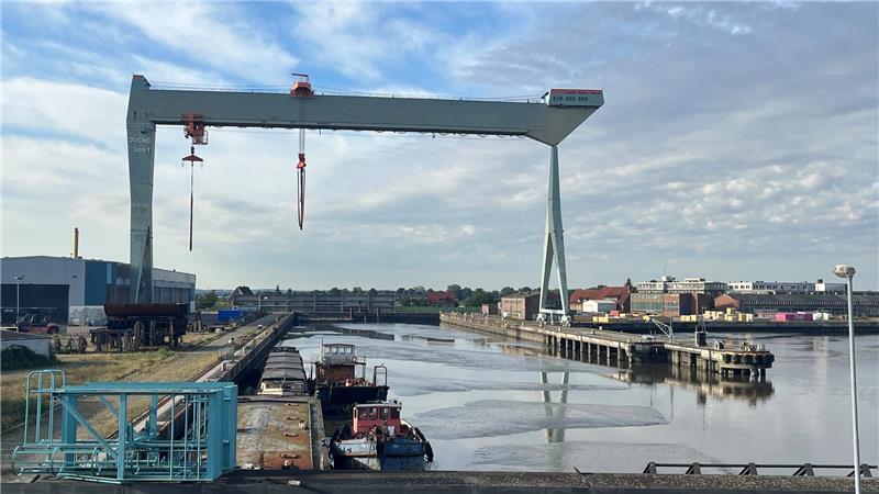 Blick auf die Sietas-Werft mit dem Riesenkran Jucho.