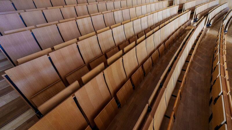 Gründungsboom an Lübecks Hochschulen Blick auf die Sitzreihen in einem Hörsaal.