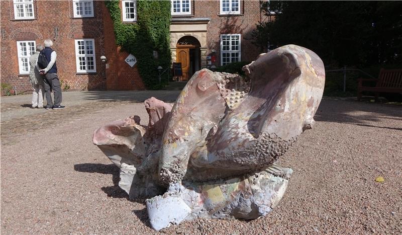 Blick auf die Skulptur „Protisten“ von Emilia Neumann vor dem Schloss Agathenburg. Foto: Ann-Sophie Beers