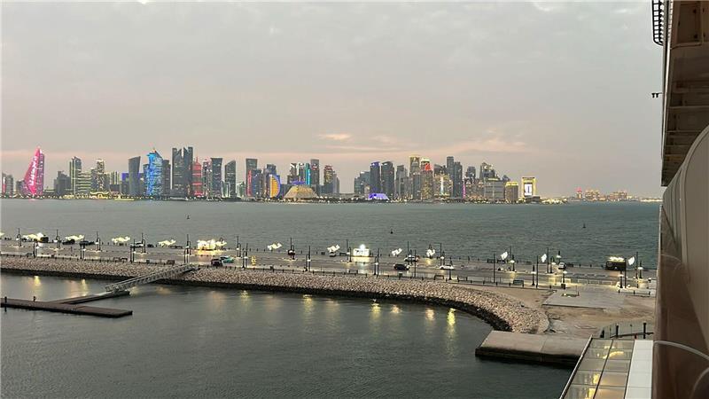 Blick auf die Skyline von Doha. Hier liegt das Kreuzfahrtschiff „Mein Schiff 5“ aufgrund des Iran-Krieges im Hafen fest.