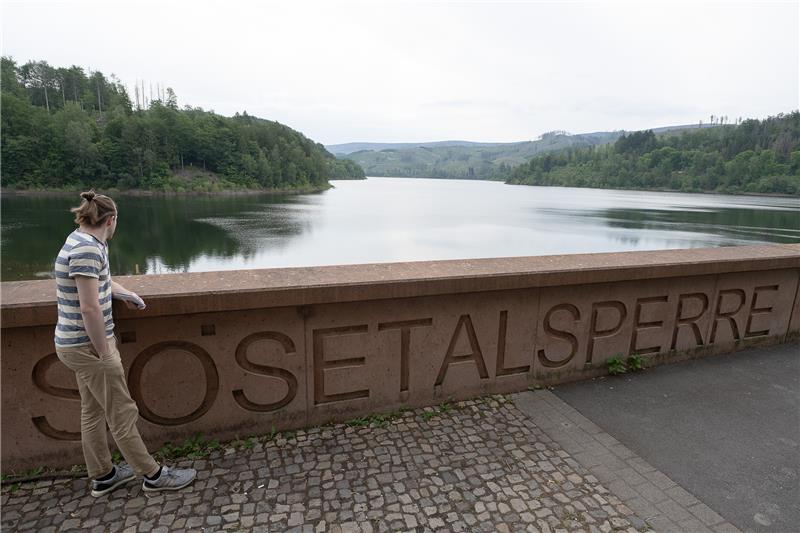Harzwasserwerke pumpen Trinkwasser bis nach Bremen Blick auf die Sösetalsperre im Harz. Die Talsperren im Harz sind unter anderem für die Trinkwasserversorgung von Göttingen bis Bremen zuständig und mit rund 84 Prozent überdurchschnittlich gut gefüllt. Foto: dpa