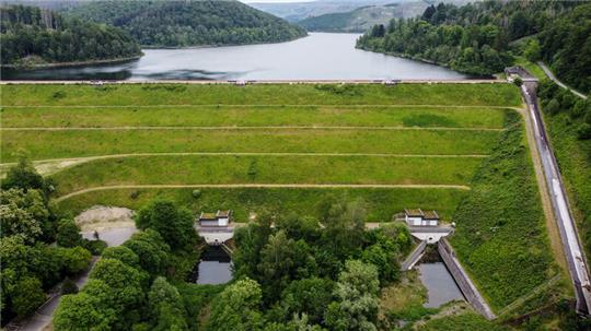 Blick auf die Sösetalsperre mit seiner Staumauer im Harz (Luftaufnahme mit einer Drohne). Die Talsperren im Harz sind unter anderem für die Trinkwasserversorgung von Göttingen bis Bremen zuständig.