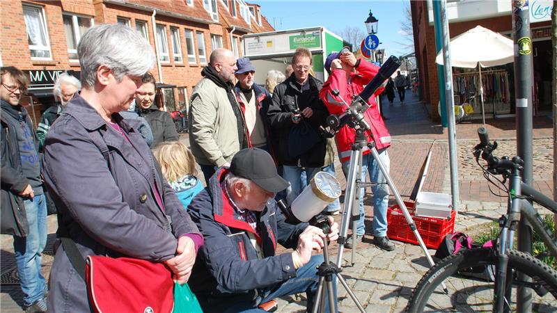 Blick auf die Sonnenfinsternis: Bernd Menzel (hockend) und Manfred Mrotzek (rechts) begeistern in Buxtehude.