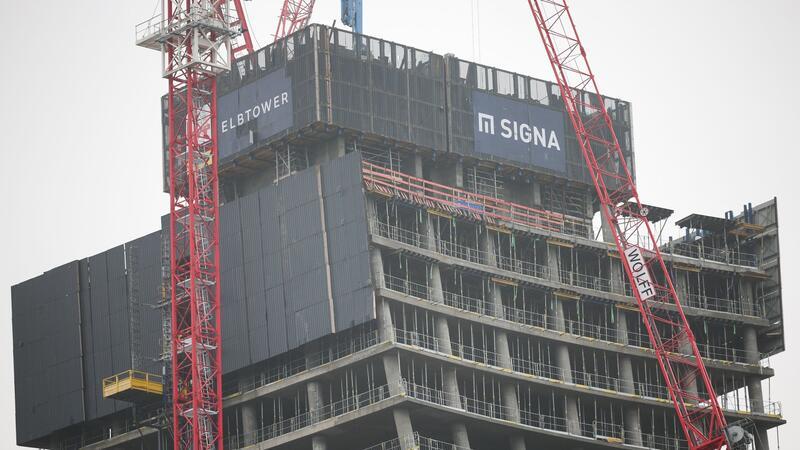 Blick auf die Spitze der Elbtower Baustelle in der Hafencity.