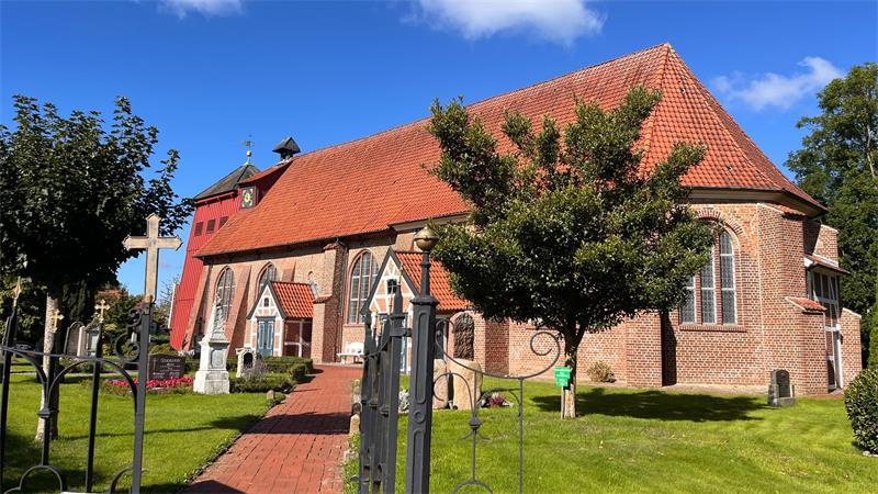 Dem Geheimnis eines Altländer Schatzes auf der Spur Blick auf die St.-Bartholomäus-Kirche in Mittelnkirchen.