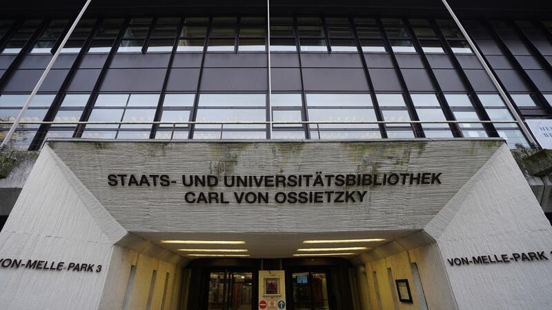 Blick auf die Staats- und Universitätsbibliothek auf dem Universitätsgelände.