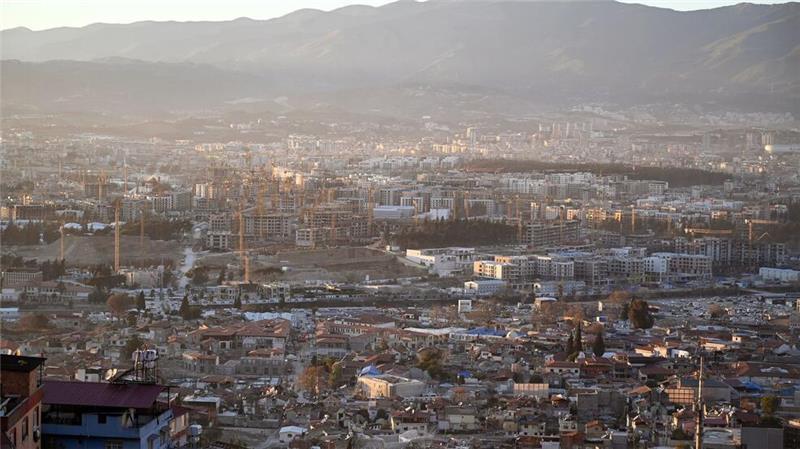 Feiern im Schutt - Das Leben nach dem Erdbeben in der Türkei Blick auf die Stadt Antakya, zwei Jahre nach den verheerenden Erdbeben, die die Stadt in weiten Teilen zerstört haben.