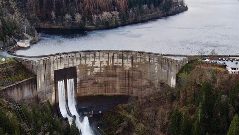 Blick auf die Staumauer der vollen Okertalsperre.