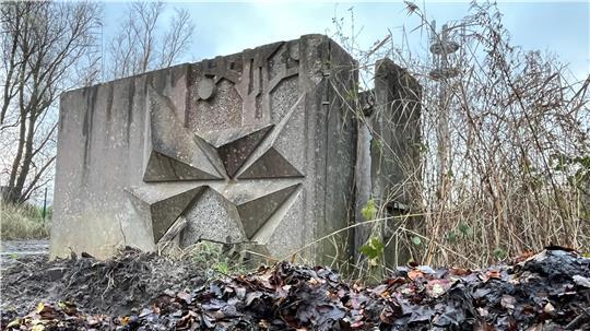 Blick auf die Stele.
