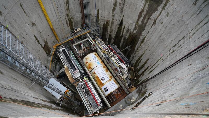 Neuer Elbtunnel: So fleißig hat „Hermine“ gebohrt Blick auf die Tunnelbohrmaschine „Hermine“ im rund 30 Meter tiefen Schacht vor Beginn des Bohrstarts für Hamburgs neuen Fernwärmetunnel unter der Elbe.