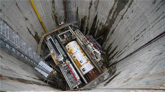 Blick auf die Tunnelbohrmaschine „Hermine“ im rund 30 Meter tiefen Schacht vor Beginn des Bohrstarts für Hamburgs neuen Fernwärmetunnel unter der Elbe.