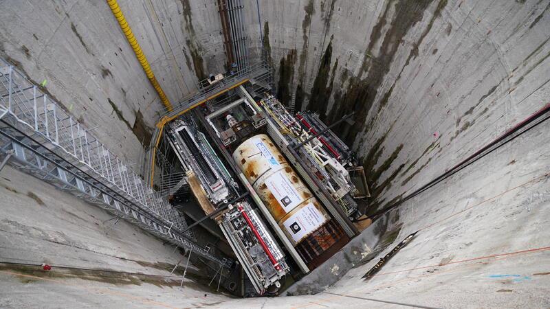 „Hermine“ beginnt mit Bohrarbeiten für neuen Elbtunnel Blick auf die Tunnelbohrmaschine im rund 30 Meter Tiefen Schacht an der Elbe bei Waltershof.