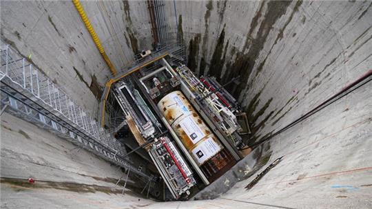 Blick auf die Tunnelbohrmaschine im rund 30 Meter Tiefen Schacht an der Elbe bei Waltershof.