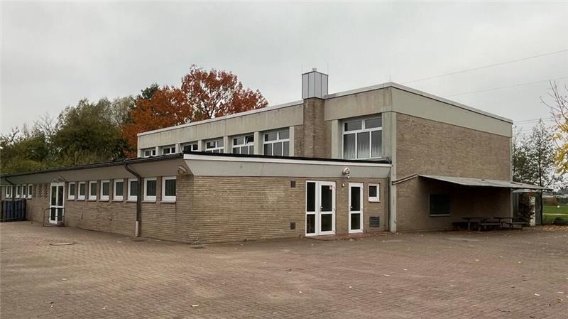 Kostenexplosion: Lärmschutz in Grundschule Hollern geht ins Geld Blick auf die Turnhalle der Grundschule in Hollern.