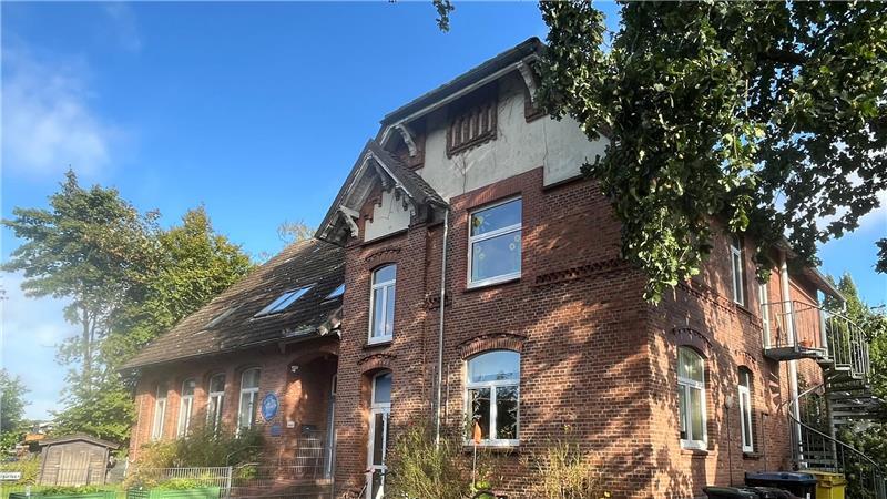 Aufatmen in Hollern-Twielenfleth: Containerschule ist vom Tisch Blick auf die Übergangsschule in Hörne, lange Zeit diente die Alte Schule als Kita.