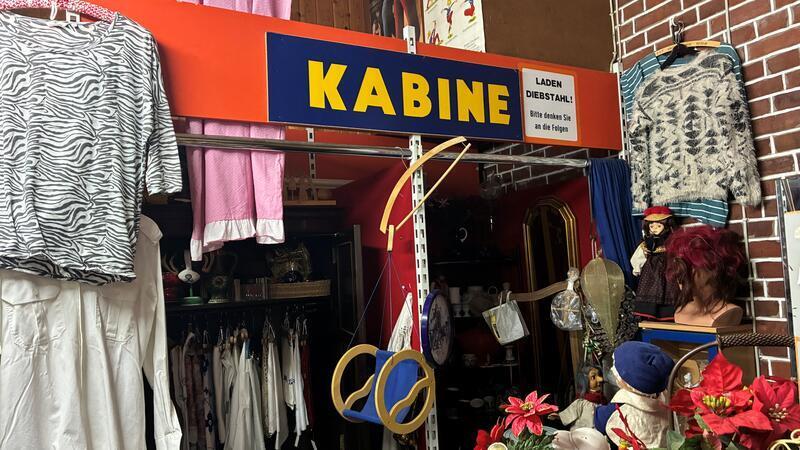 Blick auf die Umkleide des Altländer Jeans-Shops von Alma Opitz.