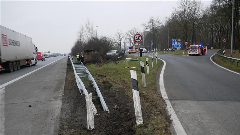 Pferdeanhänger kippt um: Mehrere Verletzte, Pferd in kritischem Zustand Blick auf die Unfallstelle.