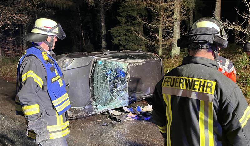Blick auf die Unfallstelle: Bei dem Wildunfall auf der K44 überschlug sich ein Ford zwischen Horneburg und Deinste.