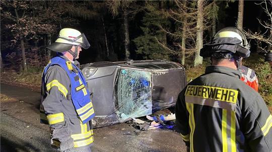 Blick auf die Unfallstelle: Bei dem Wildunfall auf der K44 überschlug sich ein Ford zwischen Horneburg und Deinste.