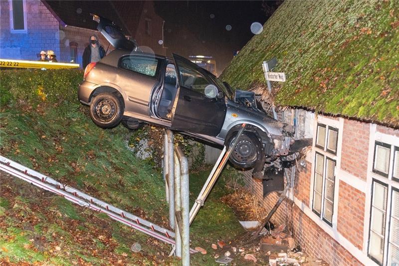 Fünf Verletzte: Fahrer aus dem Kreis Stade prallt gegen Fachwerkhaus in Moisburg Blick auf die Unfallstelle: Das Auto steckt im Haus fest. Foto: JOTO