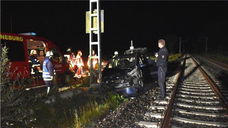 Blick auf die Unfallstelle: Der Opel wurde von der S-Bahn auf den Bahngleisen erfasst und gegen den Mast der Oberleitung gedrückt.