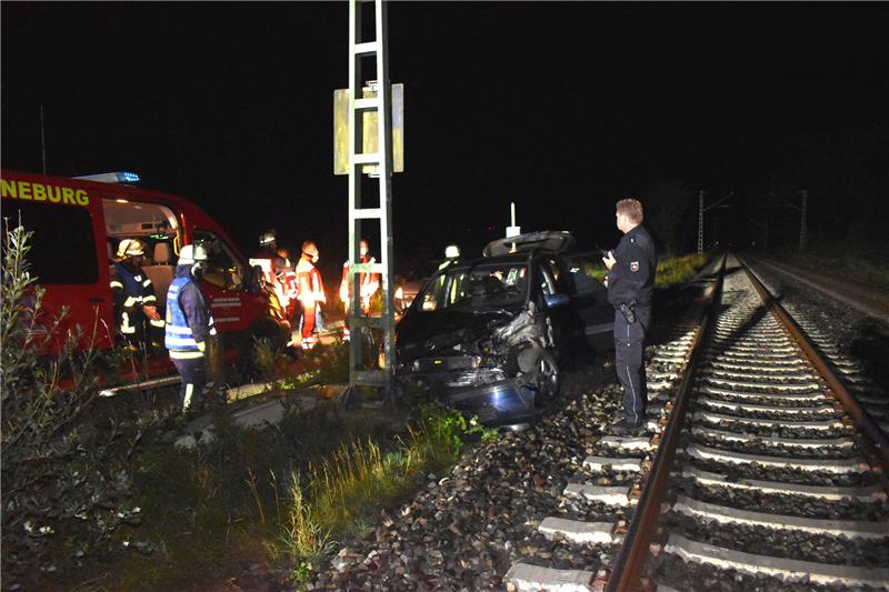 Blick auf die Unfallstelle: Der Opel wurde von der S-Bahn auf den Bahngleisen erfasst und gegen den Mast der Oberleitung gedrückt. Foto: Vasel