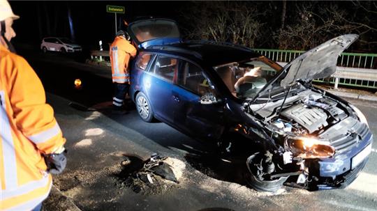 Blick auf die Unfallstelle. Der VW Golf des 19-jährigen Fahrers wurde durch den Aufprall schwer beschädigt.
