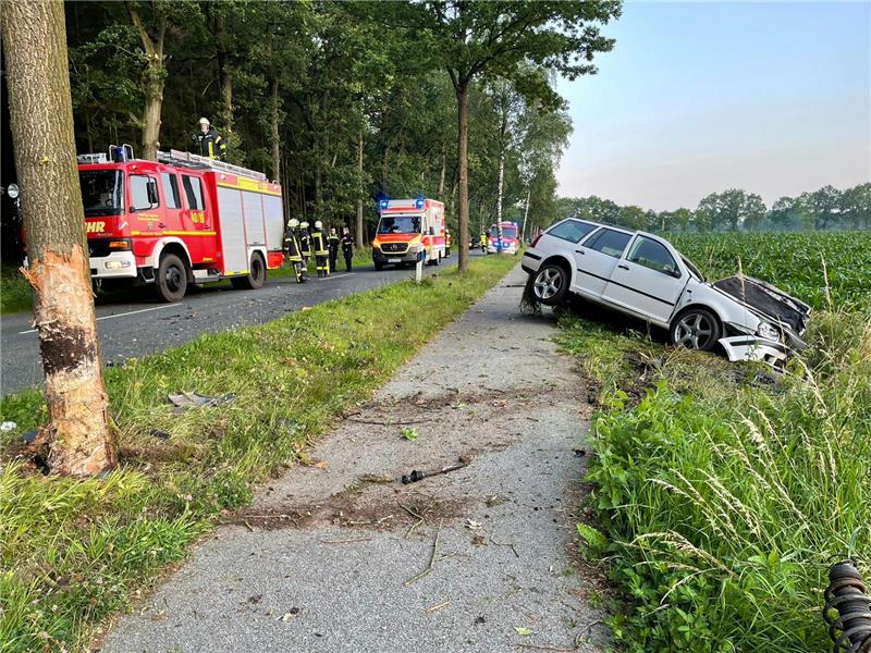 Blick auf die Unfallstelle: Der VW Kombi bleibt stark beschädigt im Graben liegen. Foto: Riesling