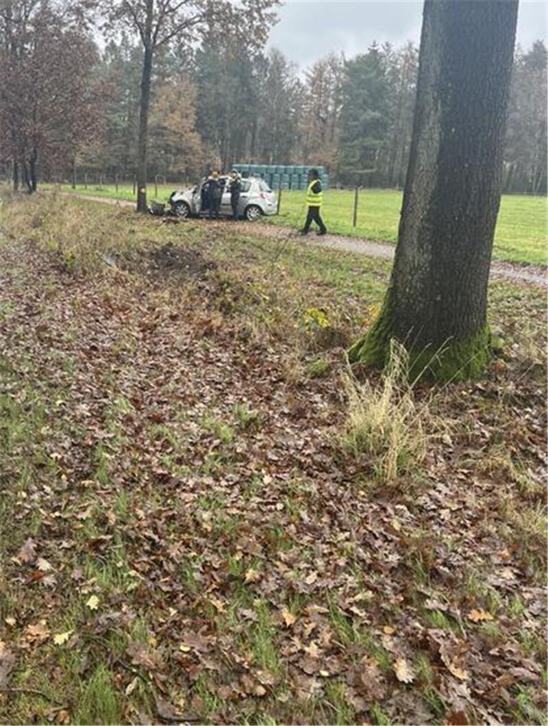 Blick auf die Unfallstelle: Die 73-Jährige konnte das Auto noch selbstständig verlassen.