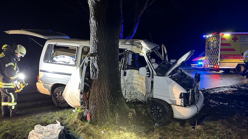 Bulli-Fahrer prallt in Harsefeld gegen Baum – schwer verletzt Blick auf die Unfallstelle. Ein Fahrer eines VW-Bulli ist in der Nacht zum Dienstag in Harsefeld von der K26 abgekommen und mit einem Baum zusammengestoßen.