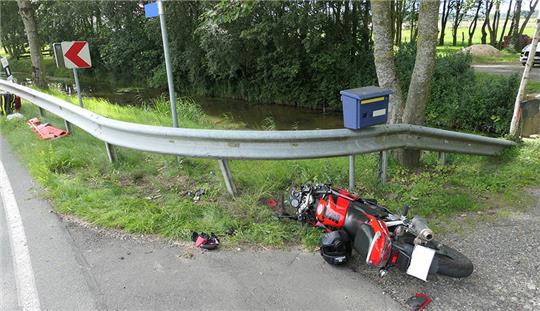 Blick auf die Unfallstelle. Eine 17-Jährige Motorradfahrerin ist am Mittwoch bei einem Unfall in Osten (Landkreis Cuxhaven) lebensgefährlich verletzt worden. Fotos: Polizei