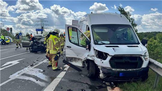 Blick auf die Unfallstelle an der Anschlussstelle in Stade-Ost. Ein Skoda und ein Transporter sind am Freitag zusammengestoßen.