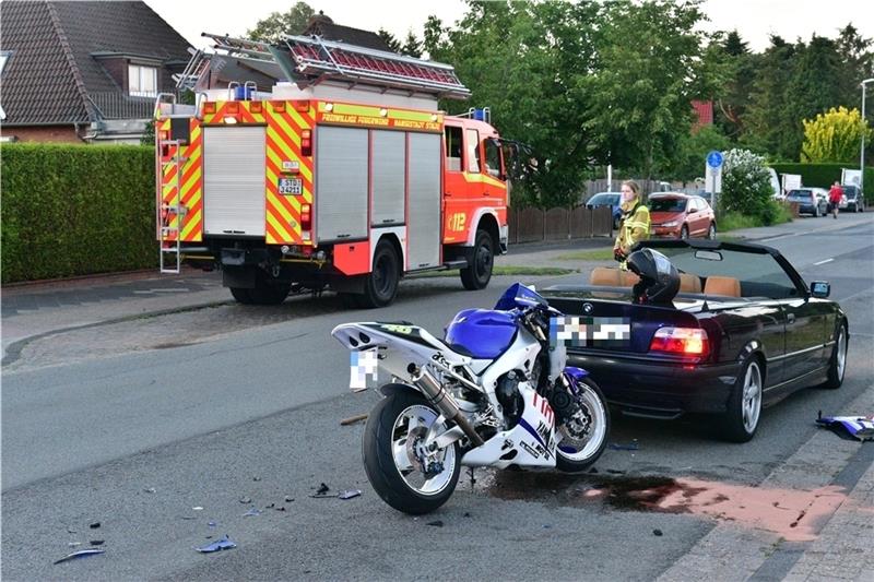 Blick auf die Unfallstelle an der Freiburger Straße in Stade: Die Yamaha-Maschine ist auf das BMW-Cabrio aufgefahren. Foto: Beneke