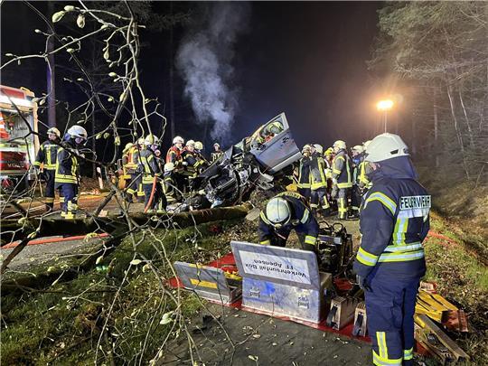 Blick auf die Unfallstelle an der K53 bei Wiegersen, der Pkw hängt auf dem Baum. Foto: Vasel