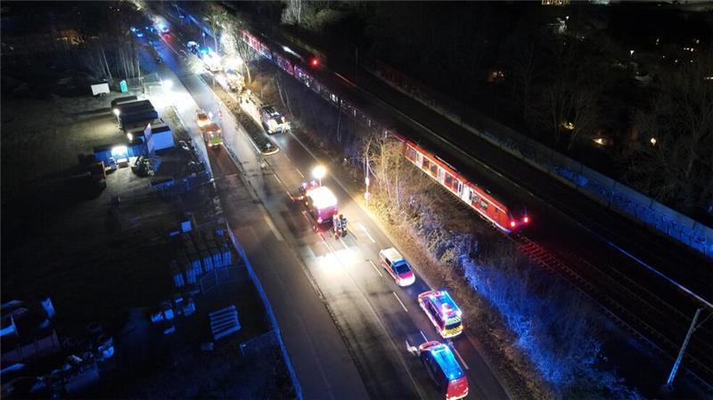 Tödlicher Bahnunfall in Buxtehude – 37-jähriger Hamburger stirbt Blick auf die Unfallstelle an der Konrad-Adenauer-Allee. Auch der Autoverkehr wurde umgeleitet.
