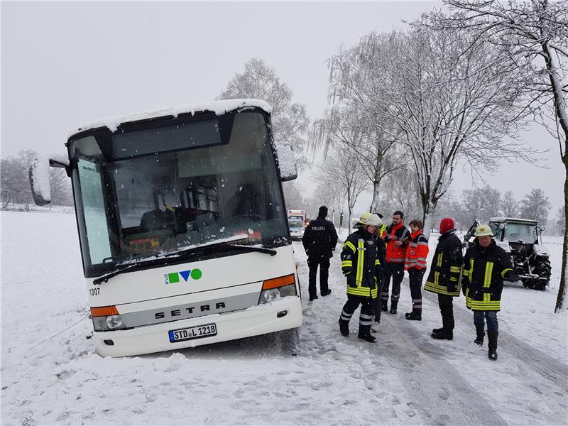 Blick auf die Unfallstelle an der Kreisstraße 27: Der Schulbus, besetzt mit 18 Kindern, landet bei Schneeglätte im Seitenraum.  Fotos Beneke