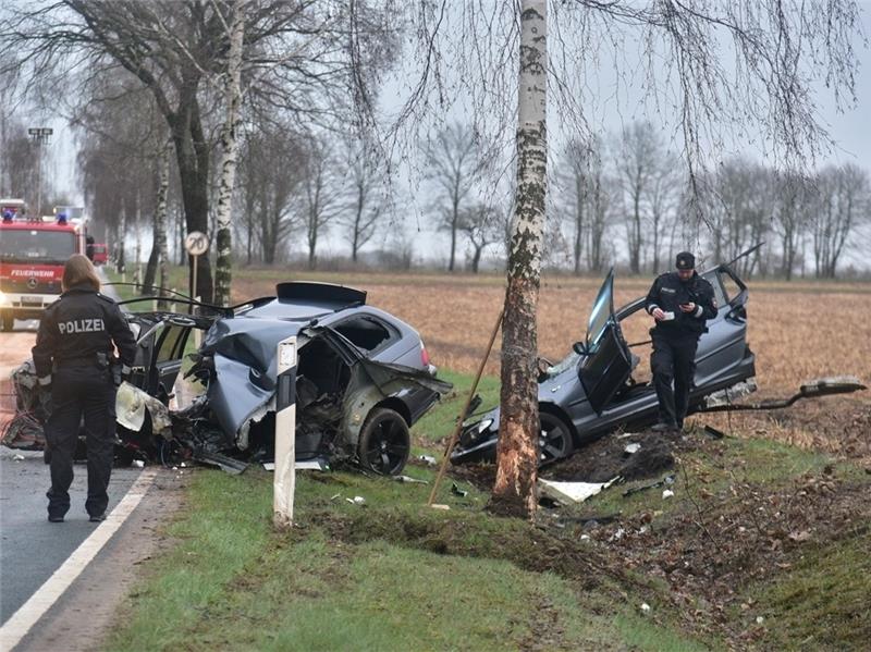 Unfall bei Fredenbeck: BMW bei Aufprall in zwei Teile gerissen Blick auf die Unfallstelle an der Kreisstraße 70 in Fredenbeck: An dieser Birke zerschellte der BMW-Kombi. Fotos: Beneke
