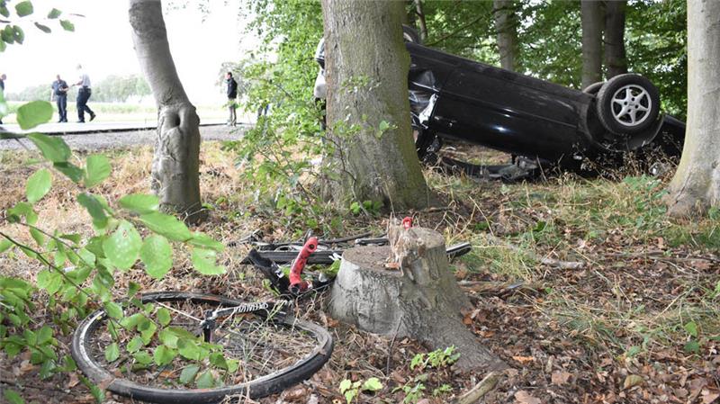 Blick auf die Unfallstelle an der L 123 zwischen Horneburg und Issendorf: Der VW Polo-Fahrer war auf die Gegenfahrbahn geraten, dort erfasste der 26-Jährige mit seinem Kleinwagen einen entgegenkommenden Fahrradfahrer (45). Fotos: Vasel