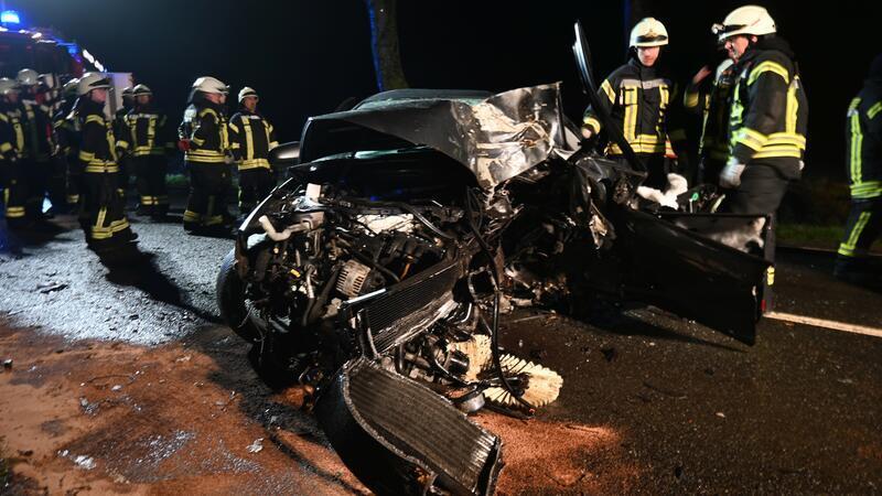Blick auf die Unfallstelle an der L130 zwischen Apensen und Grundoldendorf, der lebensgefährlich verletzte Fahrer ist zu diesem Zeitpunkt auf dem Weg ins Elbe Klinikum. Er stirbt einige Tage später.