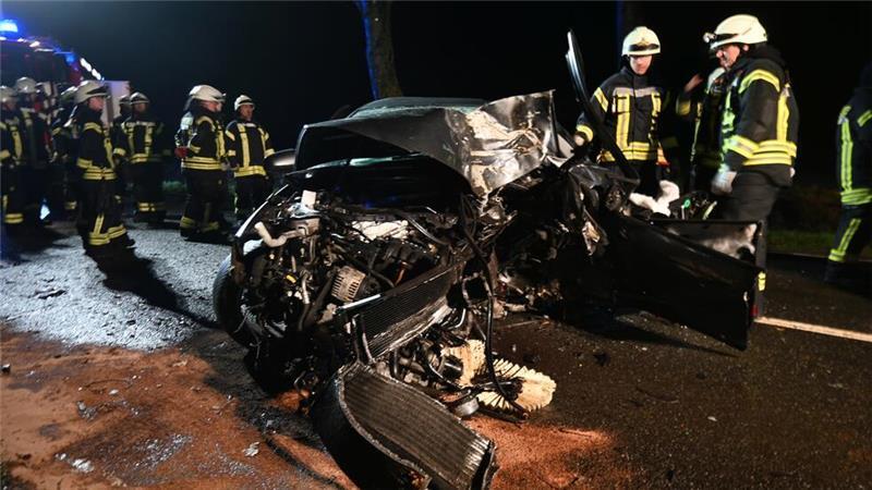 Blick auf die Unfallstelle an der L130 zwischen Apensen und Grundoldendorf, der lebensgefährlich verletzte Fahrer ist zu diesem Zeitpunkt auf dem Weg ins Elbe Klinikum Buxtehude.