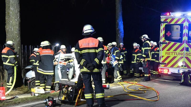 Blick auf die Unfallstelle an der L140 zwischen Jork und Mittelnkirchen: Feuerwehrleute, Notfallsanitäter und Notärzte arbeiten Hand in Hand bei der Rettung des Schwerverletzten aus Stade.