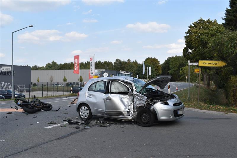 Blick auf die Unfallstelle auf Höhe des Gewerbegebietes in Ovelgönne an der B 73 in Buxtehude: Der Motorradfahrer verstarb vor Ort. Fotos: Vasel
