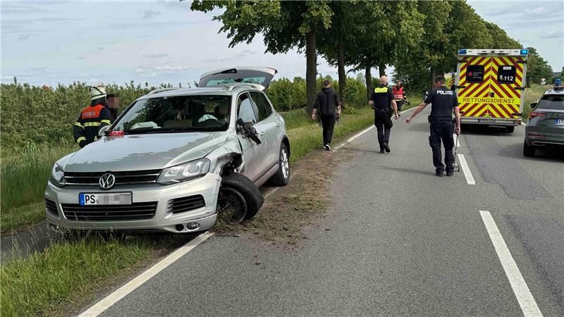 Ein VW steht nach einem Unfall neben der Straße.