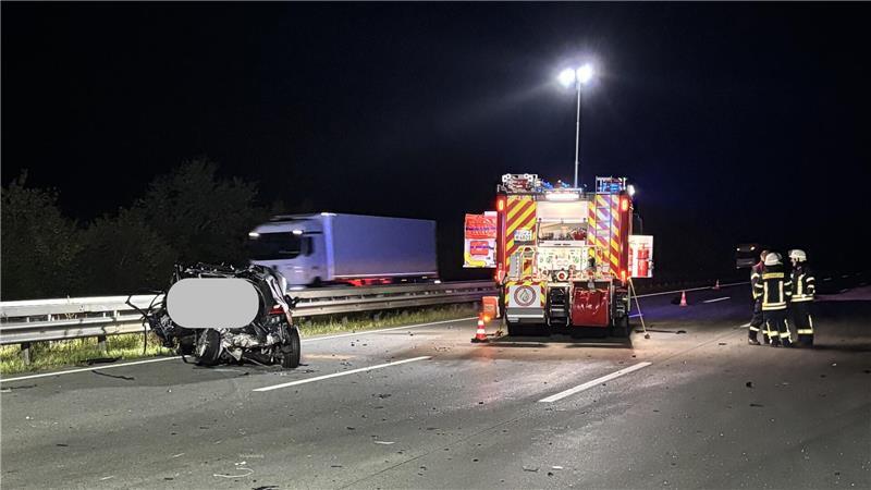 Schwerer Unfall auf L142: Grünschnitt löst verheerende Kettenreaktion aus Blick auf die Unfallstelle auf der A1 zwischen Sittensen und Elsdorf.