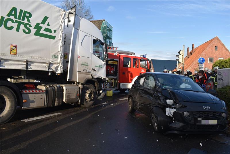 Blick auf die Unfallstelle auf der B73 in Buxtehude-Neukloster. Foto: Vasel