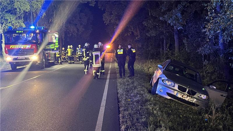 Blick auf die Unfallstelle auf der B73 zwischen Dollern und Agathenburg. Der zweite Pkw landete im Seitenraum.