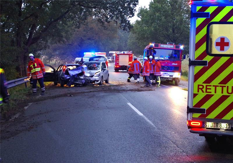 Blick auf die Unfallstelle auf der Bundesstraße 73 : Notfallsanitäter des Rettungsdienstes sowie Feuerwehrleute aus Himmelpforten und Düdenbüttel sind im Einsatz. Foto: Hillyer-Funke