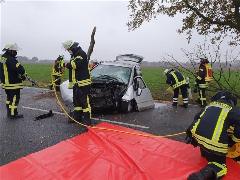 Blick auf die Unfallstelle auf der Bundesstraße 73 bei Düdenbüttel: Feuerwehrleute befreien die Fahrerin aus dem Mitsubishi Colt. Foto: Beneke