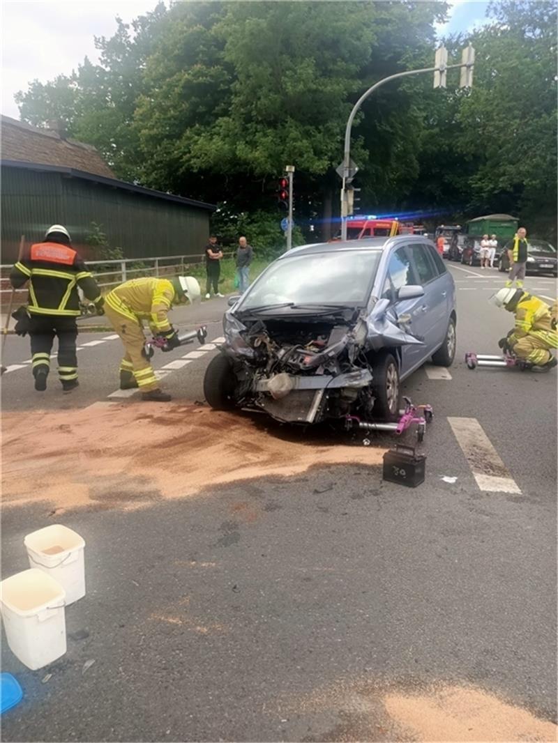 Blick auf die Unfallstelle auf der Bundesstraße 74: Der Opel Zafira ist schrottreif, Betriebsstoffe verschmutzten die Fahrbahn. Foto: Feuerwehr