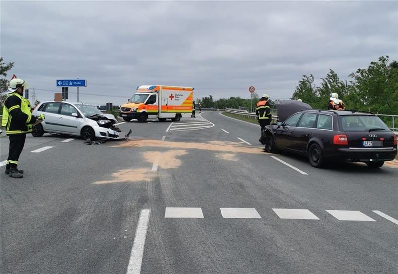 Zwei Autofahrer bei Unfall an der A26 in Jork schwer verletzt Blick auf die Unfallstelle auf der K36 an der A26- Anschlussstelle in Jork. Foto: Polizei